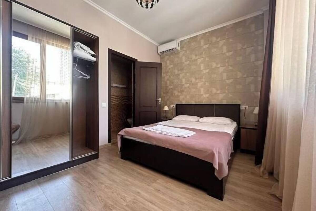 Cribs/infant beds