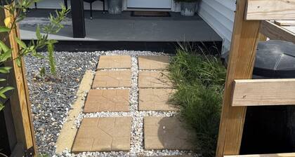 Peaceful 2-bedroom apartment in Piney Point-Budget friendly Pets welcomed