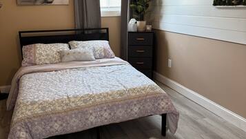 2 عدّة غرف نوم ومكواة/لوح كي وواي فاي وملاءات أسرّة