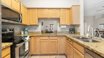 Microondas, horno, parrilla de estufa y lavavajillas