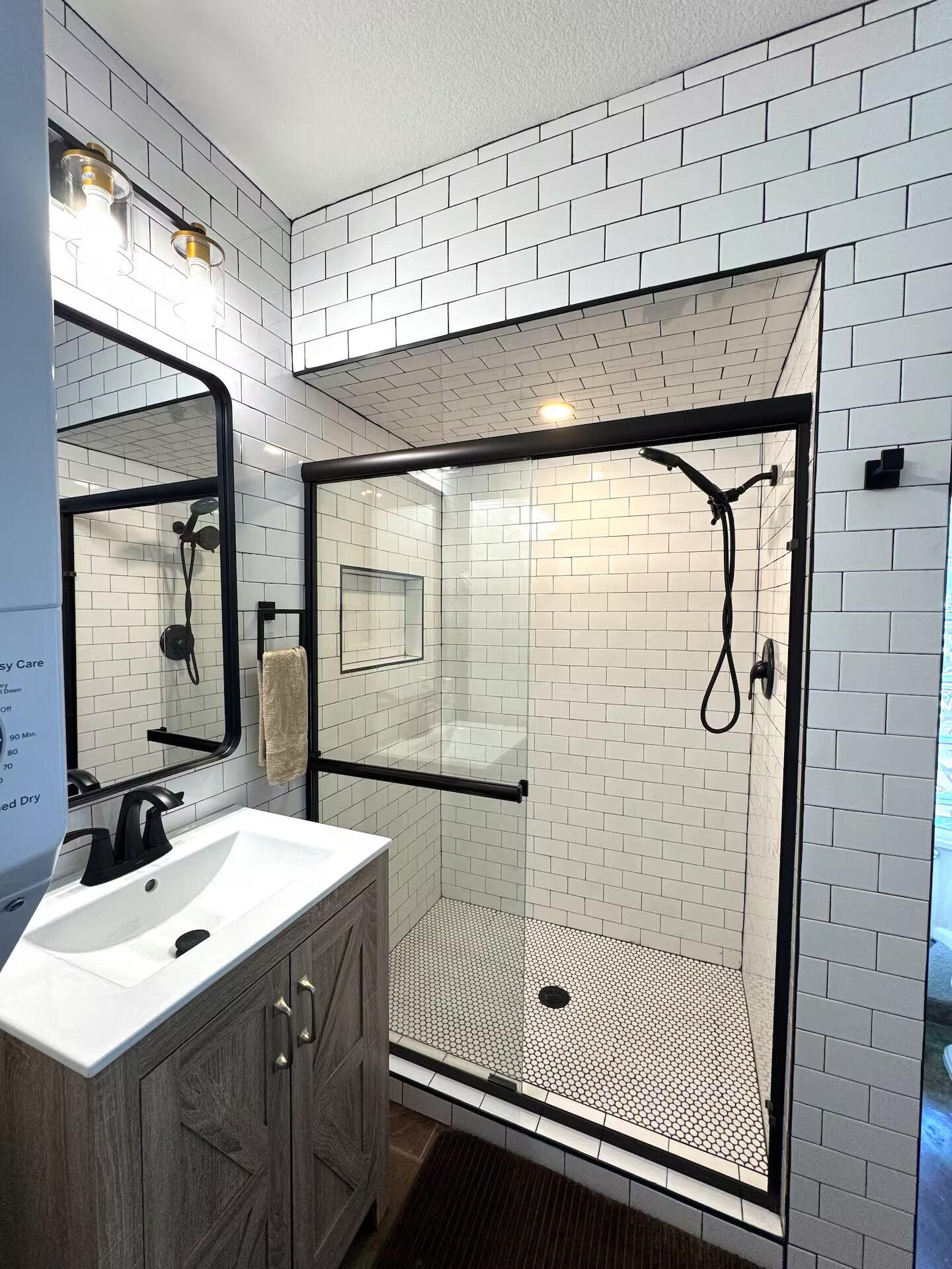 Douche, séchoir à cheveux, serviettes fournies, savon