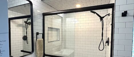 Douche, séchoir à cheveux, serviettes fournies, savon