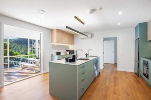 Réfrigérateur, four à micro-ondes, un four, surface de cuisson