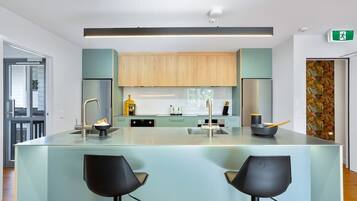 Réfrigérateur, micro-ondes, four, plaque de cuisson