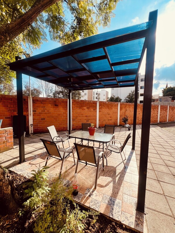 屋外ダイニングエリア