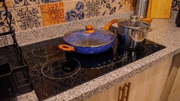 KylskÄp, mikrovÄgsugn, ugn och spishÀll