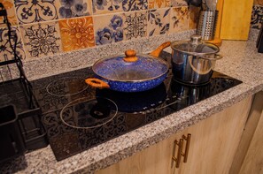 Køleskab, mikrobølgeovn, ovn, kogeplade