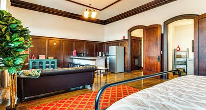Modern Elegance: Timeless Crawfordsville Studio!