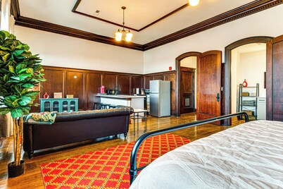 Modern Elegance: Timeless Crawfordsville Studio!