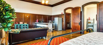Modern Elegance: Timeless Crawfordsville Studio!