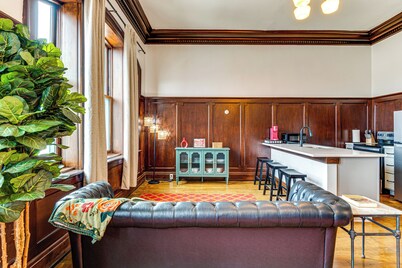 Modern Elegance: Timeless Crawfordsville Studio!