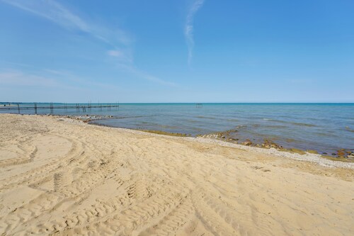 Walk to Beach Access! Chic Port Austin Studio