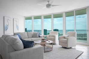 Téléviseur connecté, lecteur de DVD, table de ping-pong