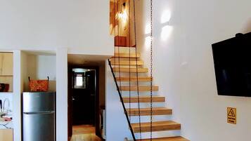 奢華套房, 陽台, 城市景觀 | 起居區 | 43-吋智慧型電視、數位頻道、Netflix、串流服務