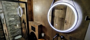 Suite de lujo, balcón, vista a la ciudad | Baño | Tina profunda, amenidades de baño gratuitas, secadora de cabello 