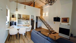 Suite Luxe, balcon, vue ville | Cuisine privée | Grand réfrigérateur, four, plaque de cuisson, machine à expresso