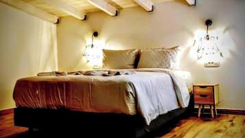 奢華套房, 陽台, 城市景觀 | 埃及棉床單、高級寢具、記憶床墊、客房內保險箱