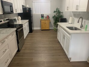 Kjøleskap, mikrobølgeovn, ovn og kokeplater