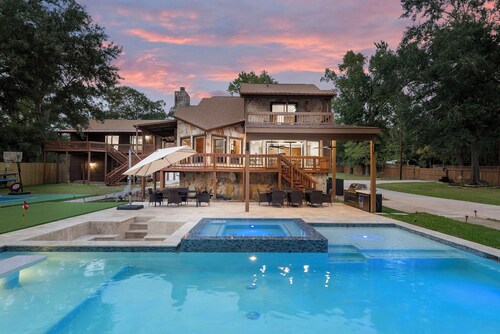 Lake Conroe Oasis: Pickleball, Pool/Spa, Gameroom!