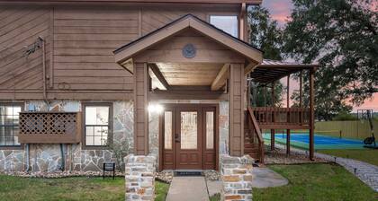 Lake Conroe Oasis: Pickleball, Pool/Spa, Gameroom!