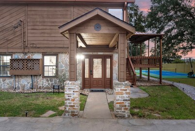 Lake Conroe Oasis: Pickleball, Pool/Spa, Gameroom!