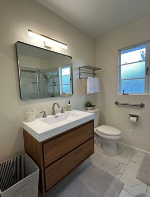 Een douche, een haardroger, handdoeken, zeep