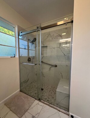 Douche, sèche-cheveux, serviettes fournies, savon