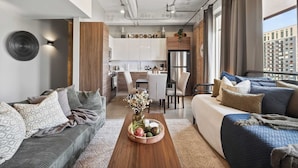 Un apartamento moderno con sala de estar, cocina y comedor.
