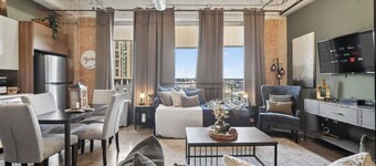 Stylish Vintage Loft with Valet Parking,Pool & Gym