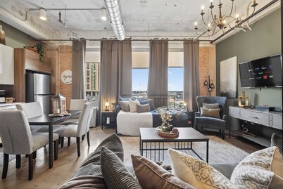 Stylish Vintage Loft with Valet Parking,Pool & Gym