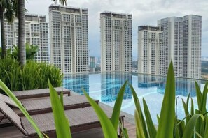 Outdoor pool - Homestay In Aurora Place, Bukit Jalil (Kuala Lumpur)