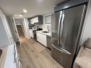 Réfrigérateur, four à micro-ondes, un four, surface de cuisson