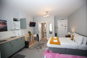 Deluxe Studio | Soundproofing, iron/ironing board, free WiFi - ANG Apartments  (Portsmouth)