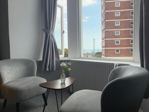 Estudio superior, vista parcial al mar | Insonorización, tabla de planchar con plancha y wifi gratis 