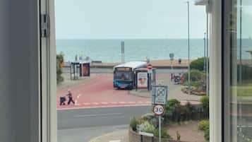 Estudio superior, vista parcial al mar | Insonorización, tabla de planchar con plancha y wifi gratis