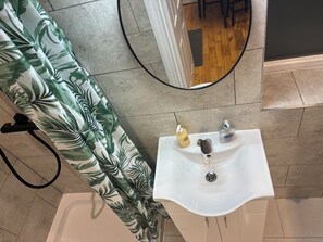 Departamento clásico, vista al patio | Baño