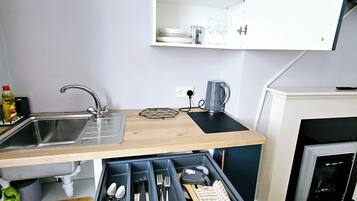 Superior Studio, Partial Sea View | Private kitchen