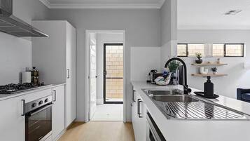 Jääkaappi, mikroaaltouuni, uuni, liesi