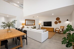 TV, fireplace, stereo