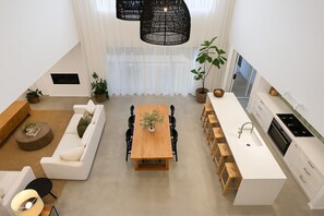 Televisión, chimenea y estéreo 