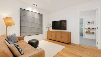 Fernseher, Kamin, Stereoanlage