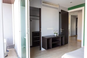 Habitació doble familiar, vistes a la ciutat | Escriptori, espai de treball apte per a portàtils i wifi gratuïta