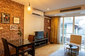 Deluxe Double Room, City View | In-room dining