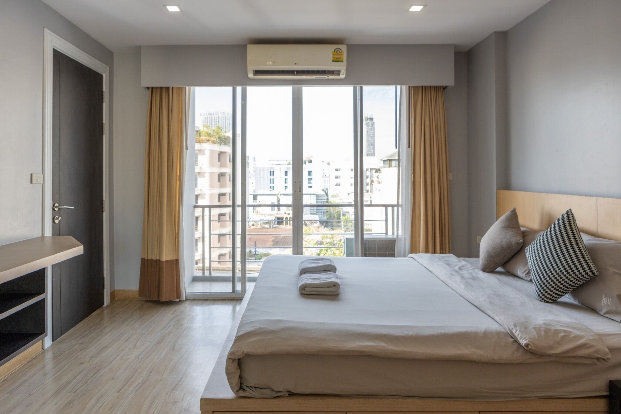 Family Double Room, City View | Meja, ruang kerja komputer riba, Wi-fi percuma 