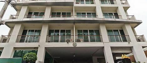 Vista frontal de la propiedad