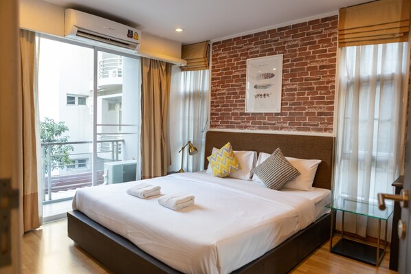 Deluxe Double Room, City View | Air conditioning