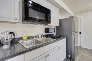 Réfrigérateur, four à micro-ondes, un four, surface de cuisson