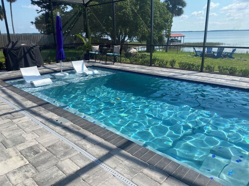 Pleasant camping on a private lakefront property on lake Griffin in Leesburg, FL