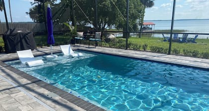 Pleasant camping on a private lakefront property on lake Griffin in Leesburg, FL