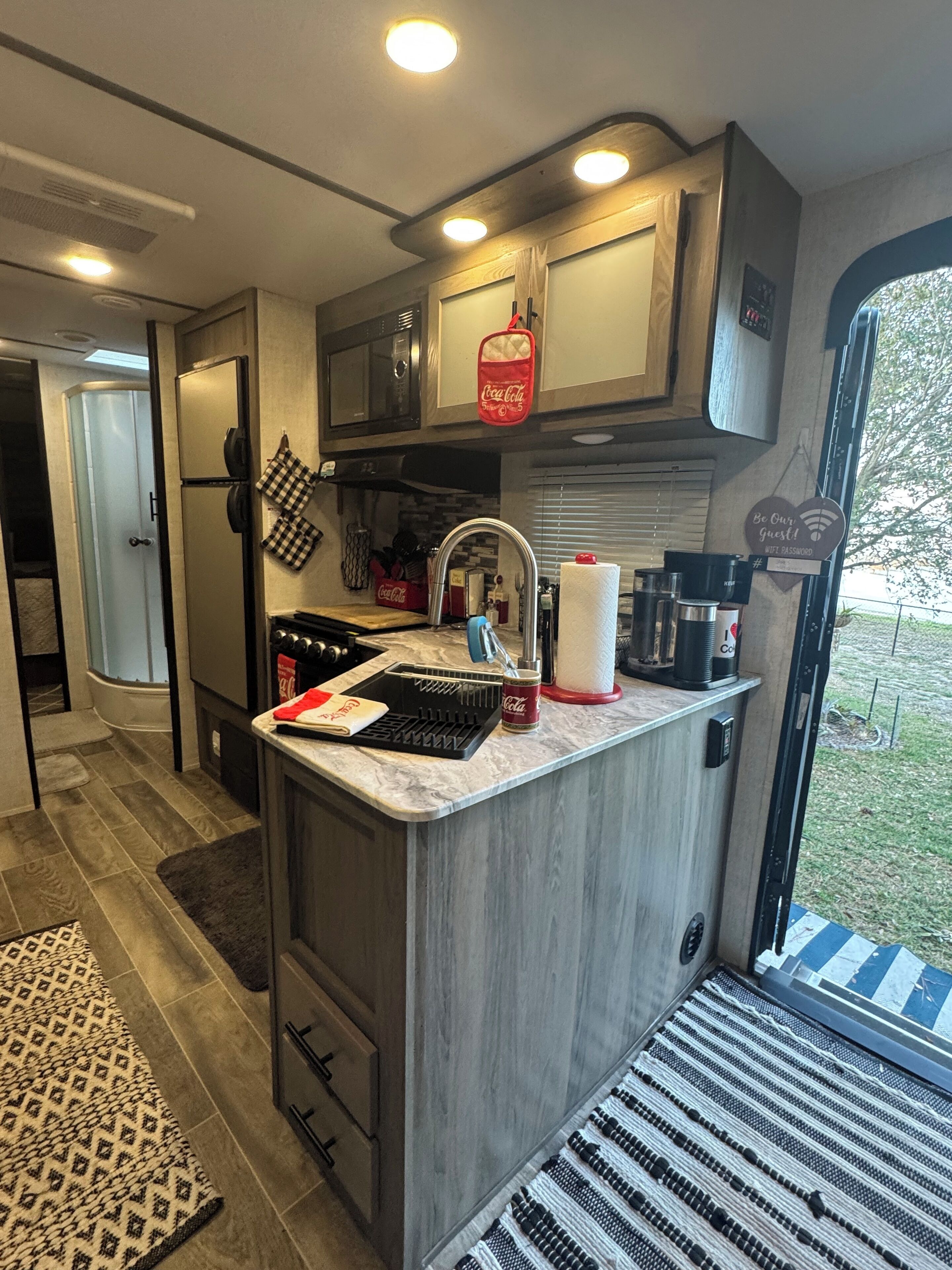 雪櫃、微波爐、焗爐、爐具